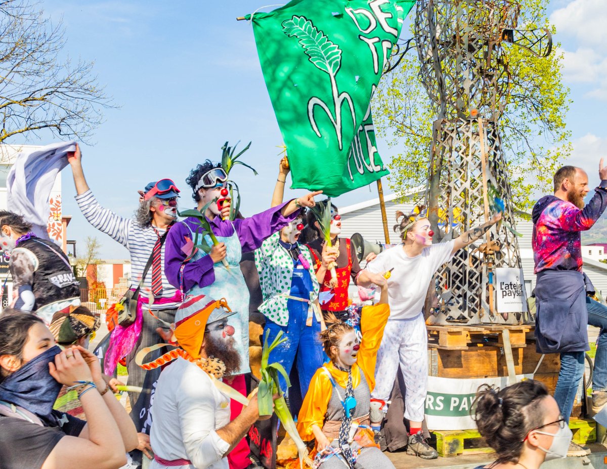 Des clown lors d'une manifestation contre l'extension d'une usine du fabricant ST Micro-Electronics à Bernin le 30 mars 2025