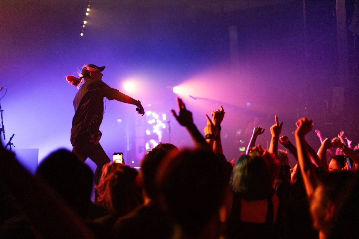 La chanteuse Thea face à son public lors d'un concert dans la salle du Fil à Saint-Etienne le 24 mai 2025