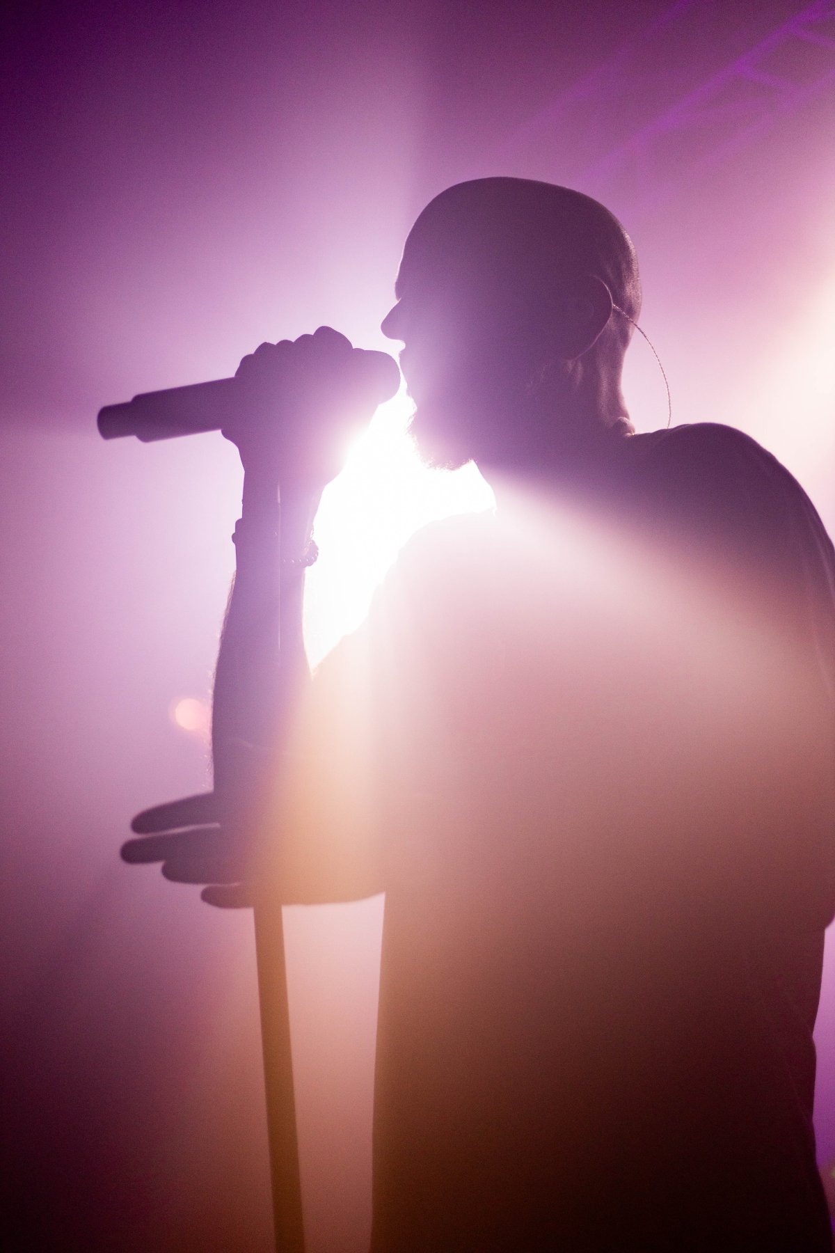 Le rappeur Miscellaneous dans la lumière rosé de la salle de concert Le Clapier à Saint-Etienne le 28 novembre 2025